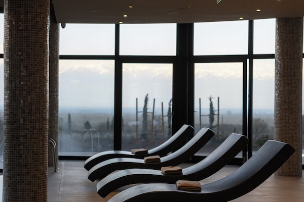 Sauna, tab panas, bilik wap, rawatan badan, lulur badan, rawatan muka