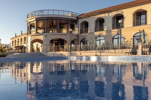 Un edificio grande con una piscina delantera.