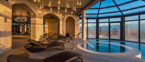 2 piscines couvertes, piscine extérieure (ouverte en saison)