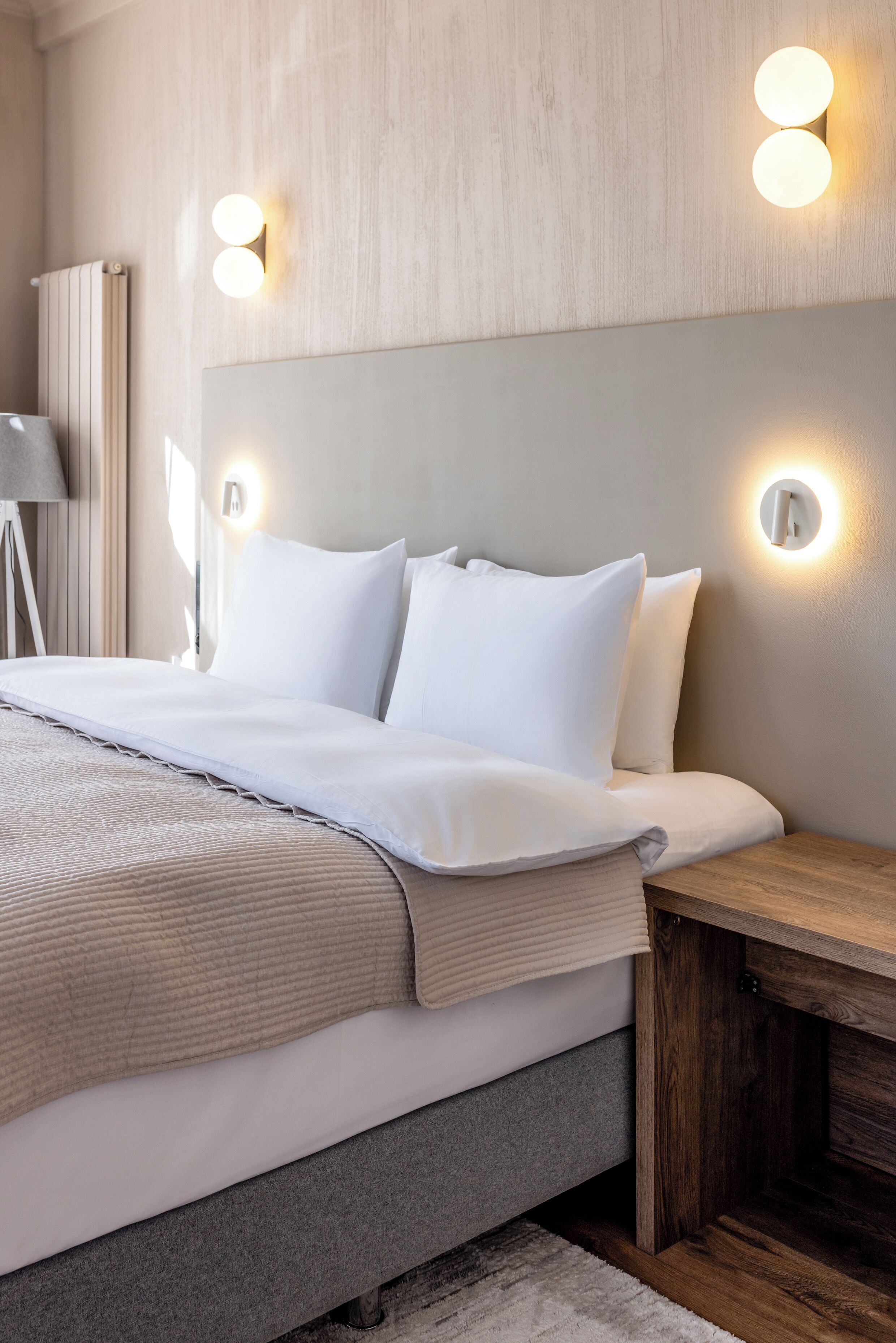 Minibar, caja de seguridad en la habitación y escritorio 