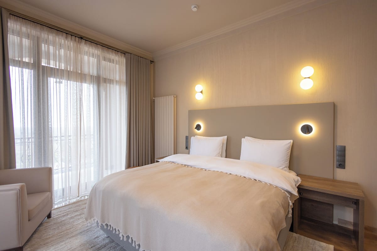 Chambre « Premier » | Minibar, coffres-forts dans les chambres, bureau, rideaux occultants