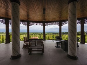 Presidential-sviitti | Minibaari, tallelokero huoneessa, työpöytä, pimennysverhot