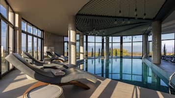 2 kolam renang tertutup, kolam renang terbuka bermusim