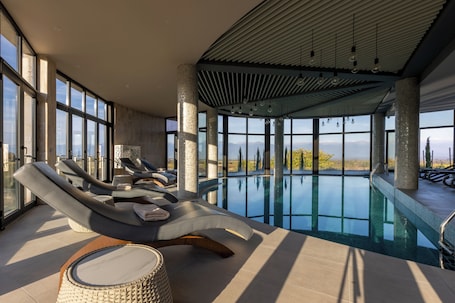 2 piscinas techadas, una piscina al aire libre de temporada. Panorama Kakheti Resort