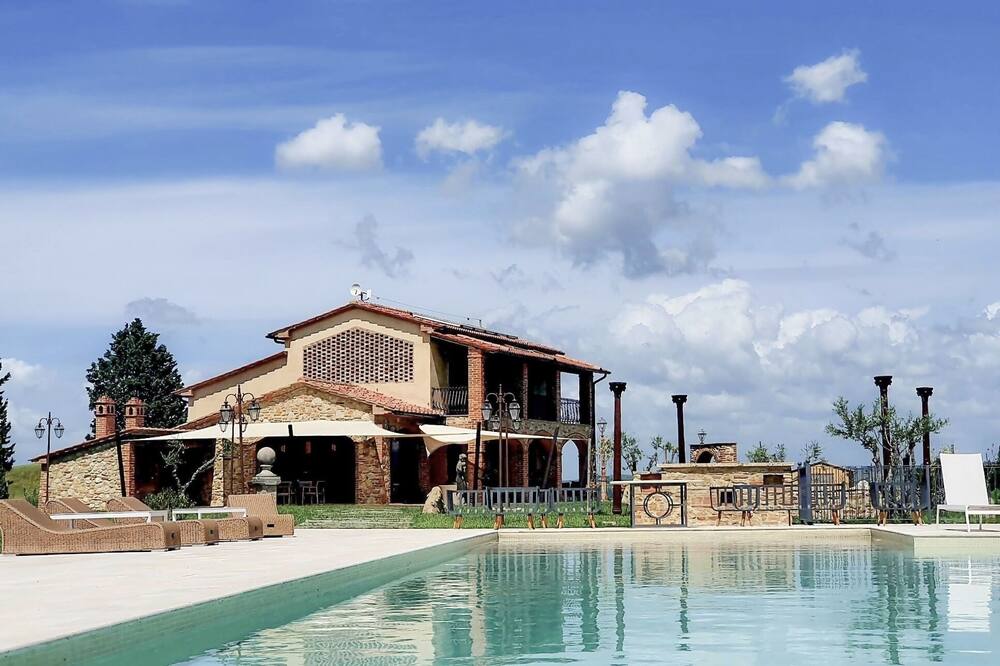 Luxury Villa on organic estate,saltwater pool,restaurant,stable,Volterra