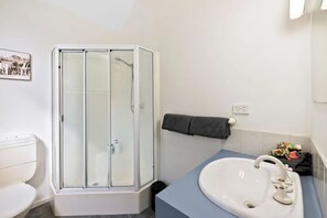 Dusche, Haartrockner, Handtücher, Seife