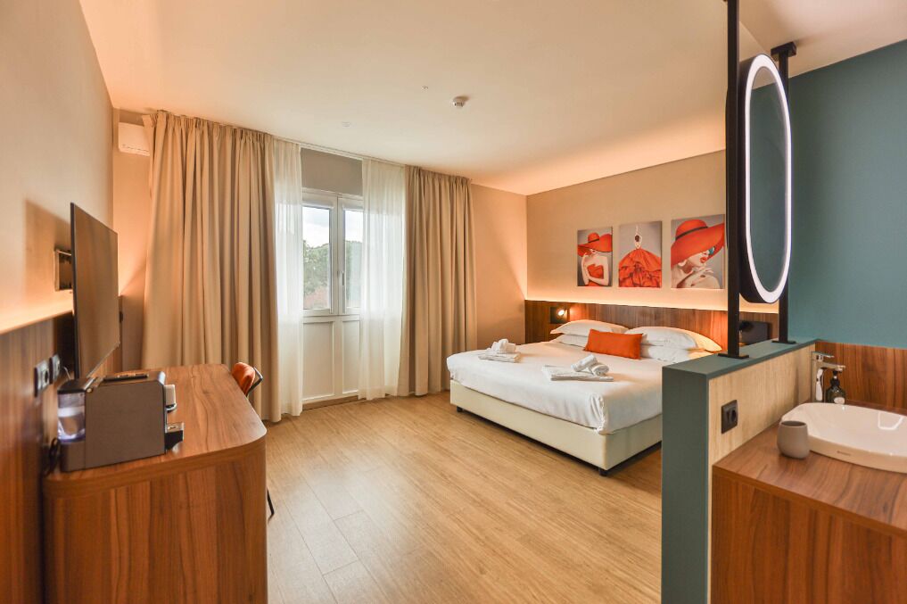 Habitación Deluxe con 1 cama matrimonial o 2 individuales, 1 cama King size | Sábanas de algodón egipcio, ropa de cama de alta calidad y edredón 