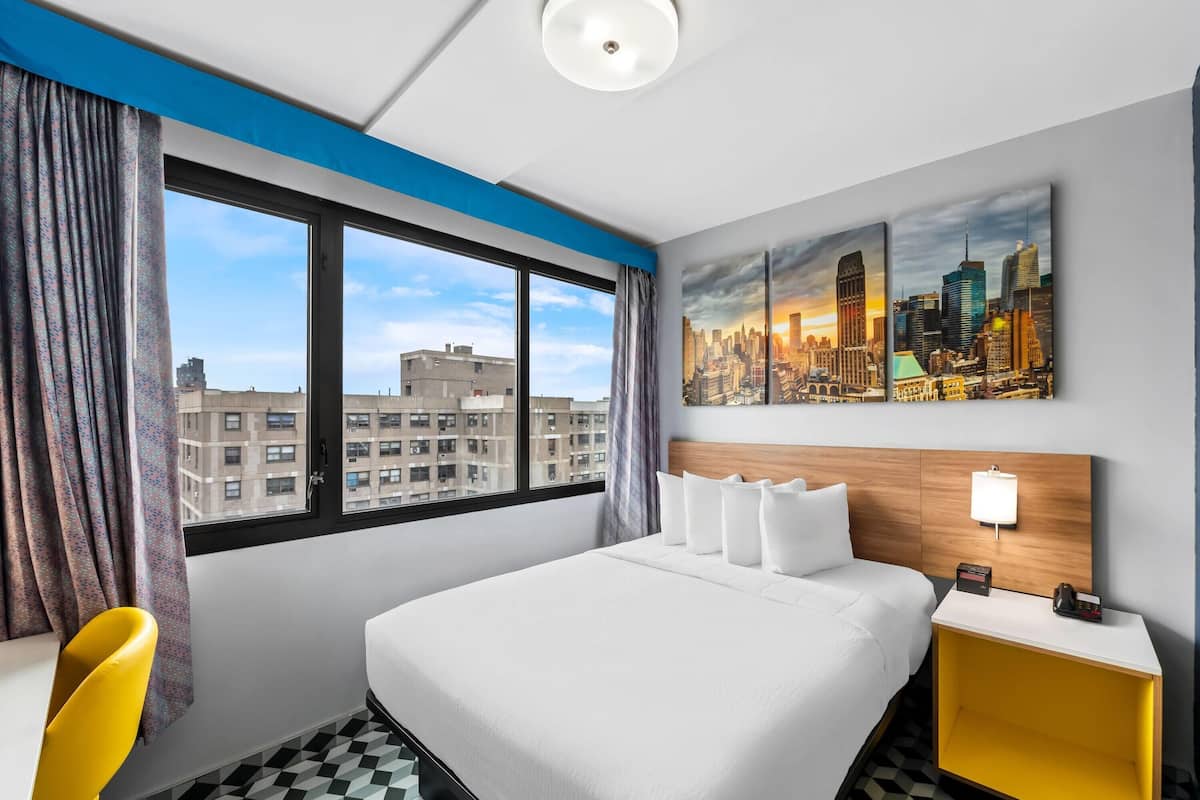 Deluxe Room, 1 Queen Bed, Non Smoking (Upper Floor, Manhattan View) | 1 bedroom, free WiFi