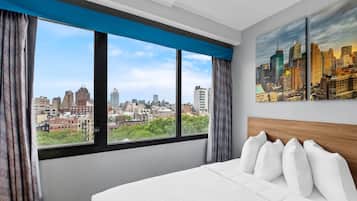 Deluxe Room, 1 Queen Bed, Non Smoking (Upper Floor, Manhattan View) | Free WiFi