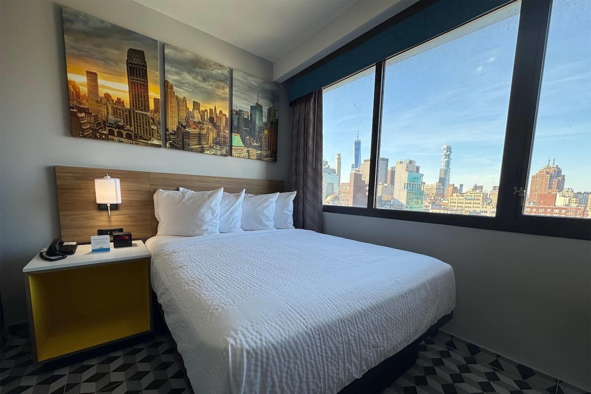 Deluxe Room, 1 Queen Bed, Non Smoking (Upper Floor, Manhattan View) | Free WiFi