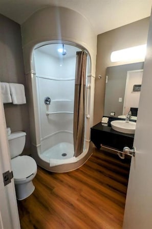 A bathroom with a shower, toilet, and sink. - Econo Lodge Idaho Falls, ID (Idaho Falls)
