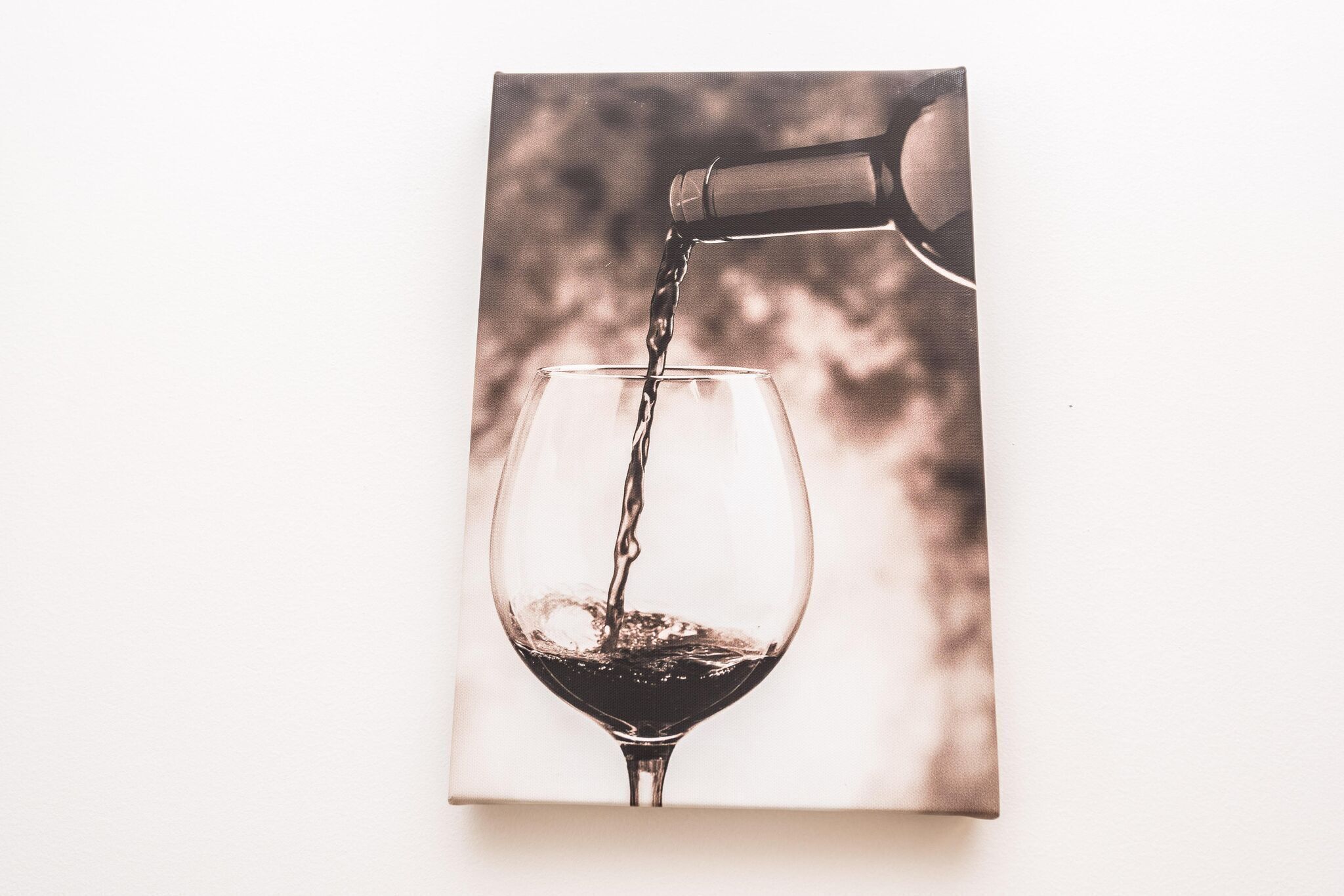 Ein Bild davon, wie Wein in ein Glas gegossen wird.