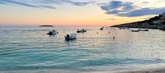 Villa muy bien decorada con piscina.