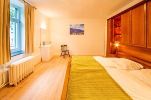 14 bedrooms, travel cot, free WiFi