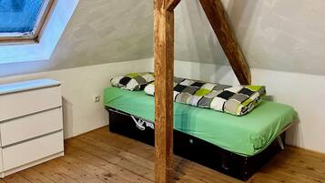 4 bedrooms, iron/ironing board, WiFi, bed sheets