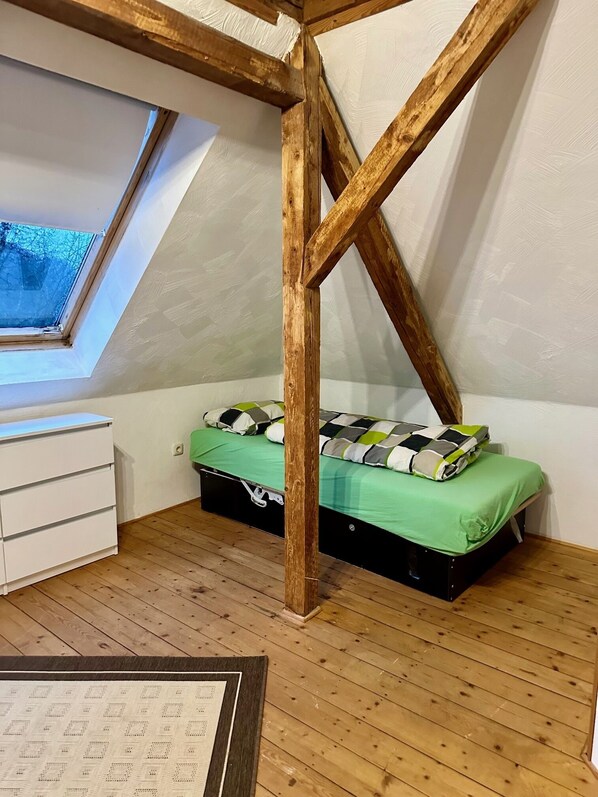 4 bedrooms, iron/ironing board, WiFi, bed sheets