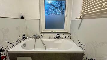 Haartrockner, Handtücher, Seife, Shampoo