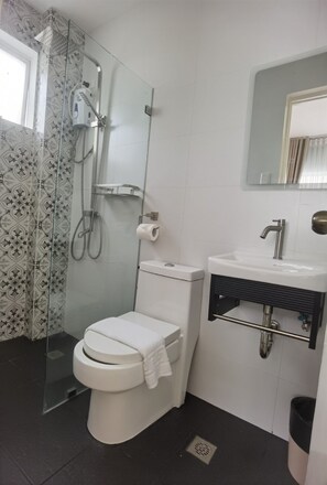 Deluxe Room | Bathroom | Shower, rainfall showerhead, towels