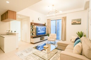 Deluxe-Apartment | Wohnbereich | 50-Zoll-Smart-TV mit Kabelempfang