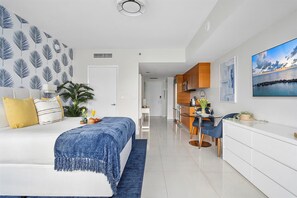 Iron/ironing board, travel crib, WiFi, bed sheets - FIFA Cup Brickell Party Studio with Balcony View (Miami)