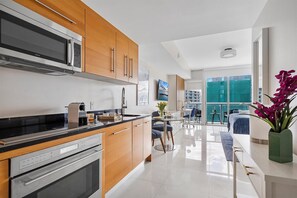 Refrigerador, microondas, horno y parrilla de estufa 