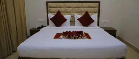 Deluxe Double Room | Desk, laptop workspace, soundproofing, iron/ironing board