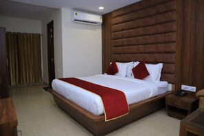 Habitación ejecutiva doble | Escritorio y espacio para trabajar con un portátil