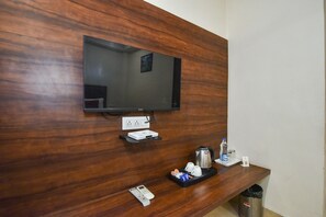 Deluxe Double Room | Desk, laptop workspace, soundproofing, iron/ironing board - Pineberry Hotels (Amritsar)