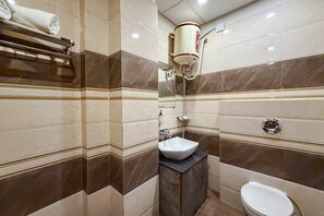 Executive Double Room | Bathroom | Free toiletries, hair dryer, slippers - Pineberry Hotels (Amritsar)