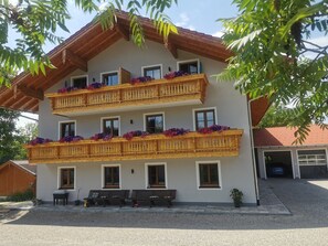 Exterior - Nr. 1 Neubau Ferienwohnung mit 2 Sep. Schlafzimmern, Ost-balkon, 75qm (Prien am Chiemsee)