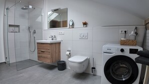 Douche, sèche-cheveux, serviettes fournies