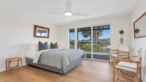 4 bedrooms, iron/ironing board, free WiFi, bed sheets - JEAN'S BEACH HOUSE | Accom Holidays (COPACABANA)