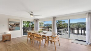 Dining - JEAN'S BEACH HOUSE | Accom Holidays (COPACABANA)