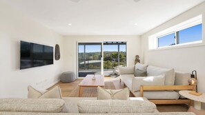 TV - JEAN'S BEACH HOUSE | Accom Holidays (COPACABANA)