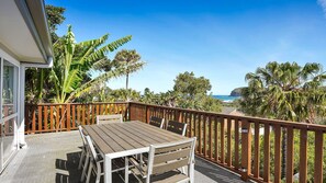 Outdoor dining - JEAN'S BEACH HOUSE | Accom Holidays (COPACABANA)