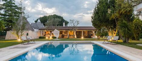 สระว่ายน้ำกลางแจ้งเปิดตามฤดูกาล