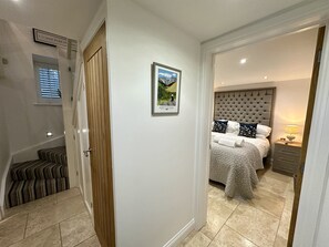 2 Schlafzimmer, individuell dekoriert, individuell eingerichtet