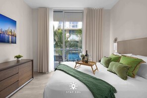 2 habitaciones, escritorio y tabla de planchar con plancha 