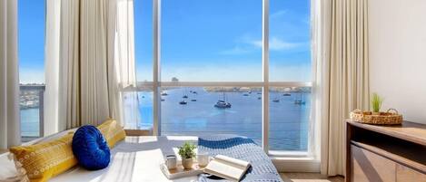 1 habitación, escritorio, tabla de planchar con plancha y cuna de viaje