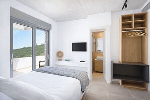 3 bedrooms, in-room safe, desk, iron/ironing board