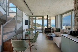 Una Smart TV, una chimenea, una pantalla de ordenador