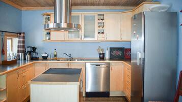 Kjøleskap, ovn, kokeplater og oppvaskmaskin