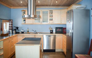 Kjøleskap, ovn, kokeplater og oppvaskmaskin