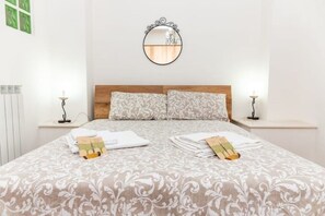 2 bedrooms, in-room safe, desk, iron/ironing board