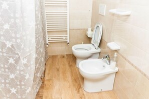 シャワー、バスアメニティ (無料)、ヘアドライヤー、ビデ