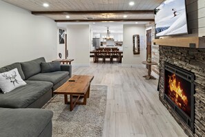 Televisión y chimenea