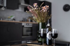 Réfrigérateur, four à micro-ondes, un four, surface de cuisson