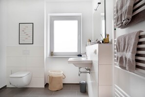 Shower, hair dryer, towels - Schicke Apartments in Osnabrück (Osnabrueck)