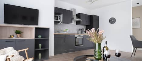 Apartamento familiar, 2 habitaciones | Zona de estar | Una televisión de pantalla plana