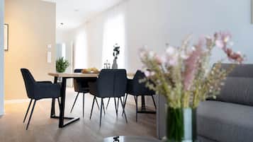 Familienapartment, 2 Schlafzimmer | Wohnbereich | Flachbildfernseher